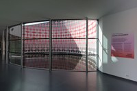 https://mediabank.vanabbemuseum.nl/vam/files/alexandria/publiciteit/zaaloverzichten/2017/kahn-dossos/COX_DSC3994.jpg
